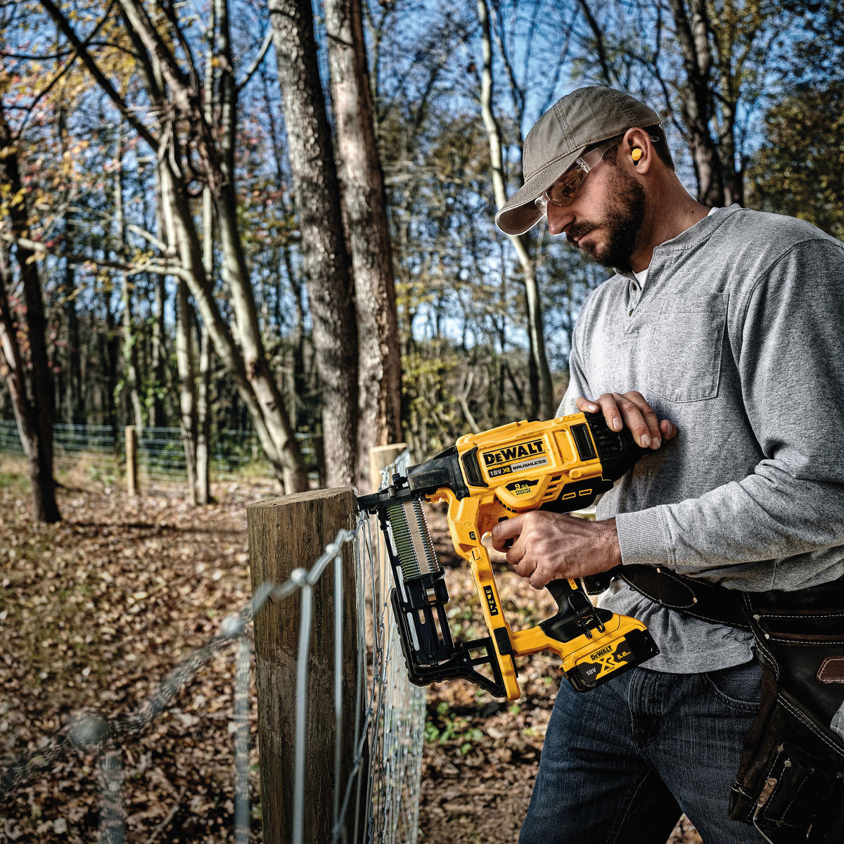 DeWalt DCFS950P2-GB 18V XR Brushless Fencing Stapler with 2 x 5Ah Battries in Kitbox