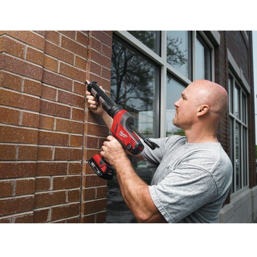 Milwaukee C18PCG/310C-201B 18V 310ml Caulking Gun with 1x 2.0Ah Battery in KITBAG 