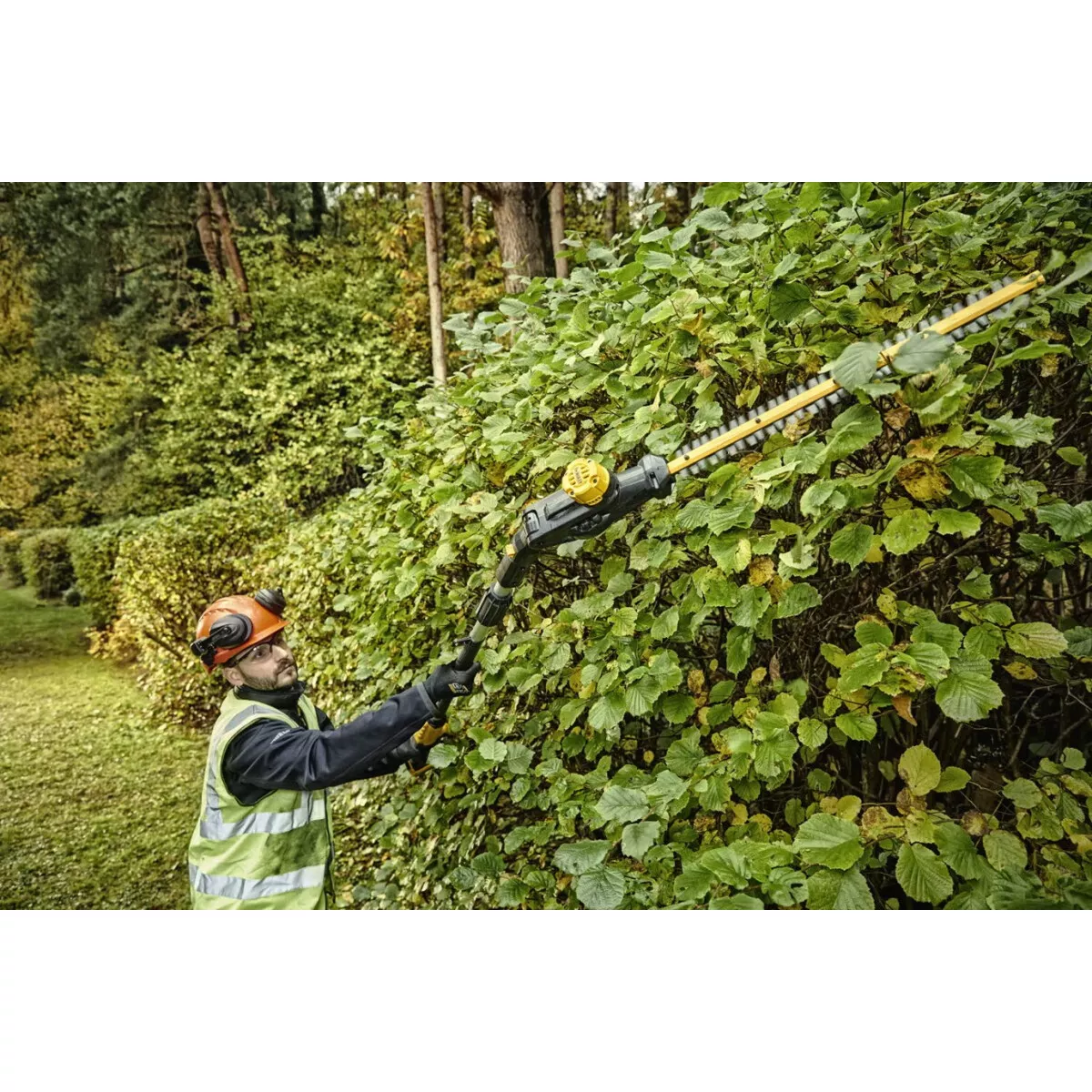 DeWalt DCMPH566P1-GB 18V XR Pole Hedge Trimmer 25mm Gap With  1 x 5Ah Battery