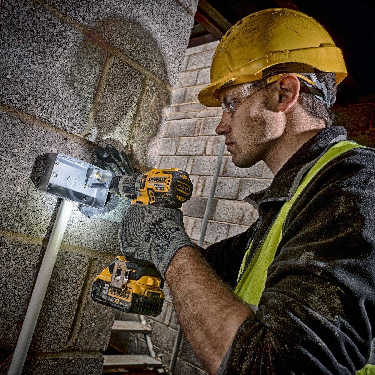Dewalt combi best sale drill 4.0 ah