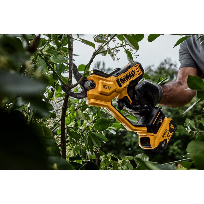 DeWalt DCMPP568P1-GB 18V XR Powered  Pruner Set With 1 x 5Ah Battery