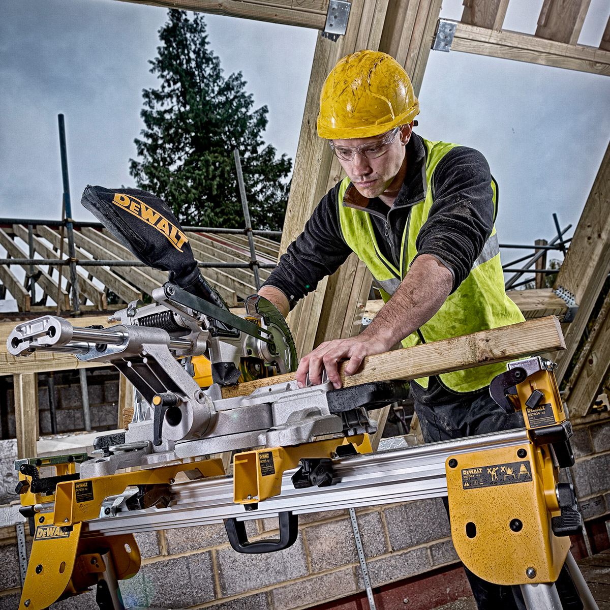 Dewalt DCS365M2-GB Mitre Saw 18V Cordless with XPS 184mm with 2 x 4Ah Batteries