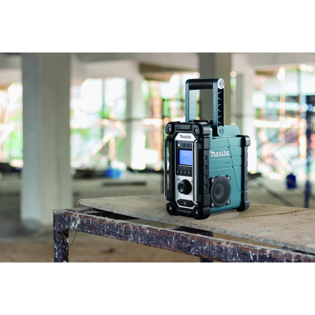 Makita DMR116 Body Only 14.4v / 18V LXT , G Series Battery and Mains Operated AM/FM Radio