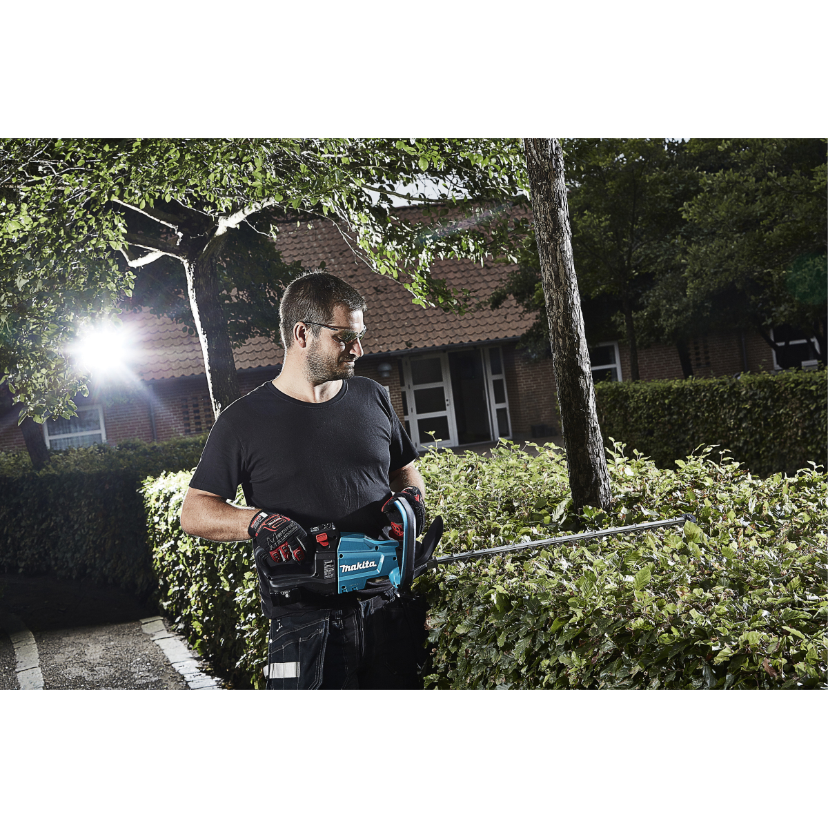 Makita DUH502RT 18V LXT Brushless 50cm Hedge Trimmer with 1x 5.0Ah Battery