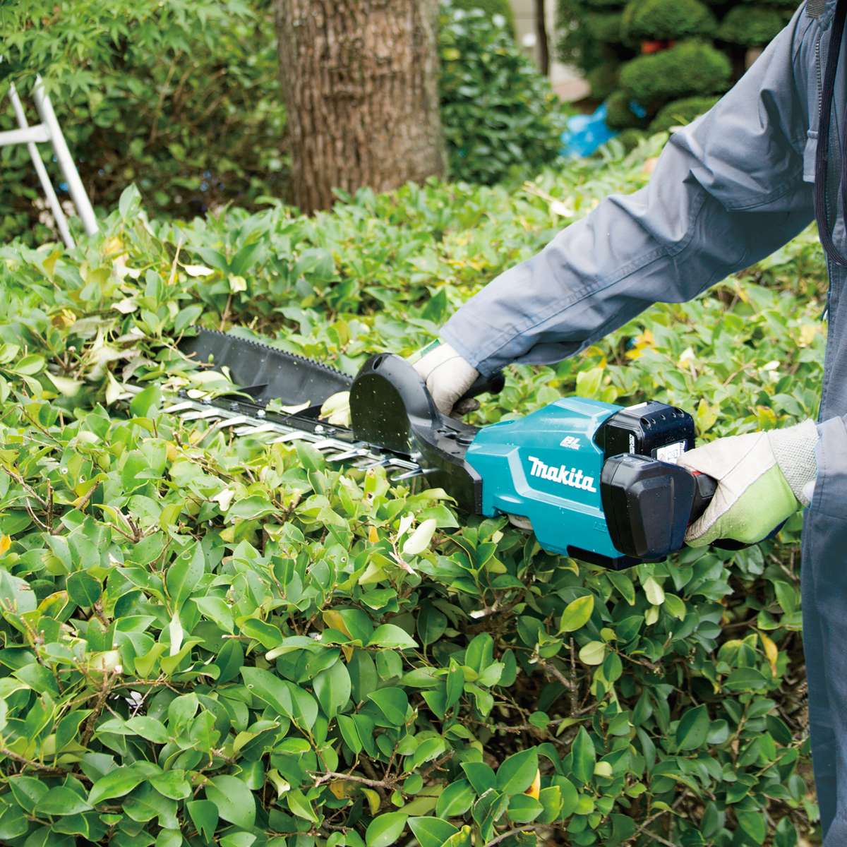 Makita DUH754SRT 18V LXT 75cm Single Sided Hedge Trimmer with 1x 5.0Ah Battery and Charger