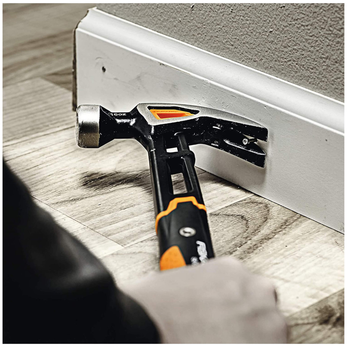 Fiskars 1027203 IsoCore Curved Finishing Hammer 570g (20oz)
