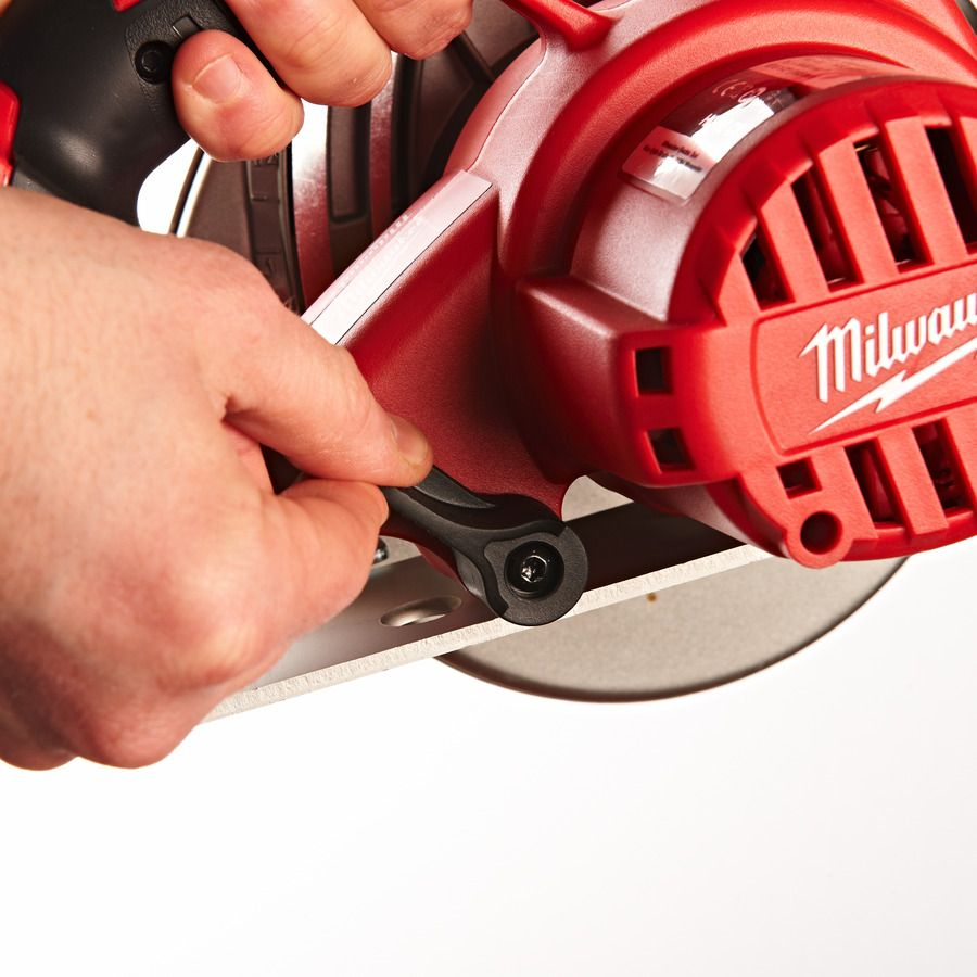 Milwaukee HD18CS-402C M18 Circular Saw (2 x 4.0ah batteries, charger, BMC) 