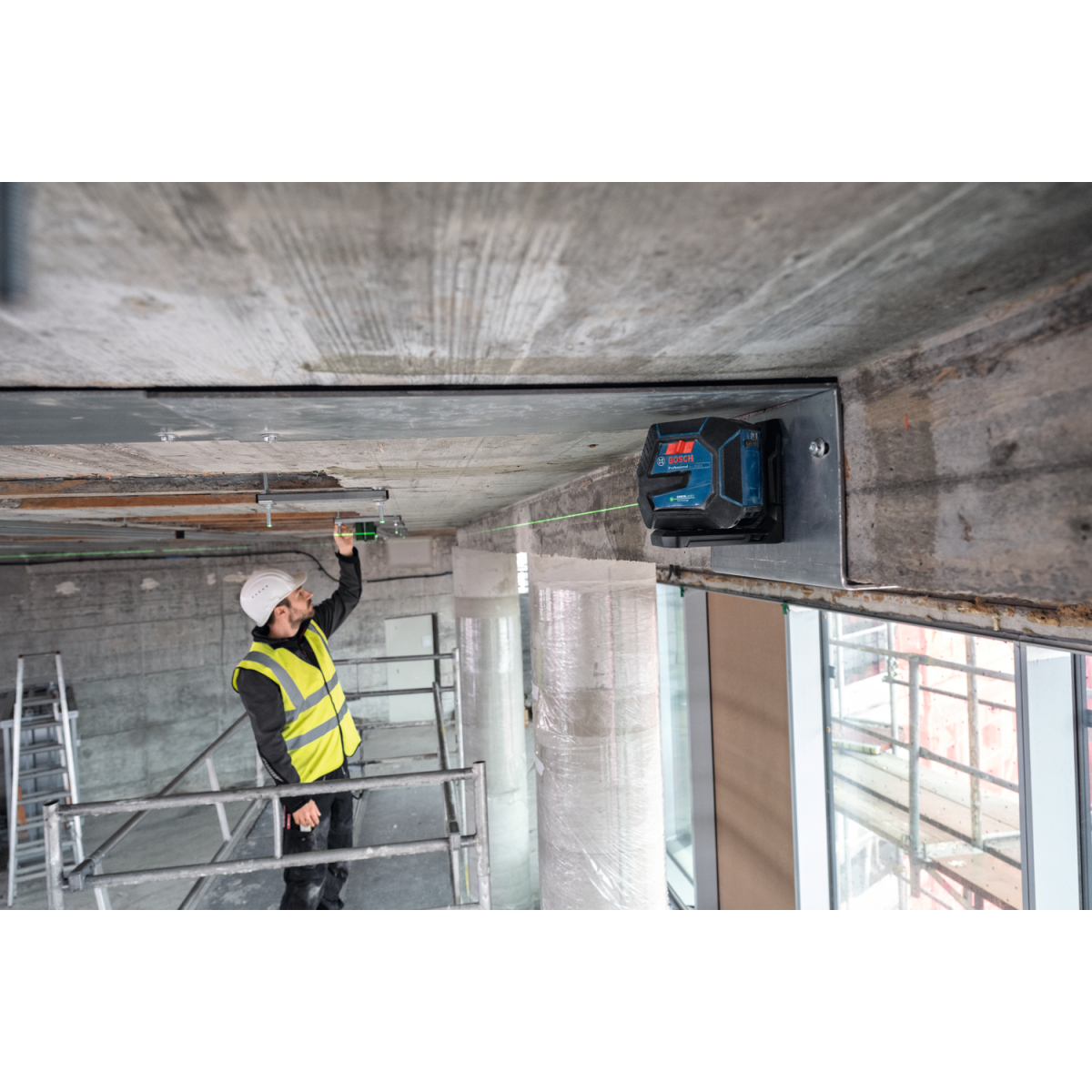 Bosch GLL 20-22 G + LB 10 Green Beam Line Laser 20m with Universal Mount, Target Plate