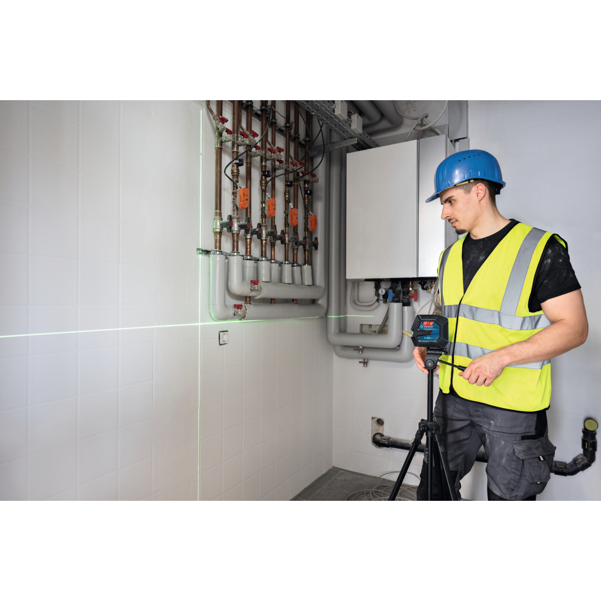 Bosch GLL 20-22 G + LB 10 Green Beam Line Laser 20m with Universal Mount, Target Plate