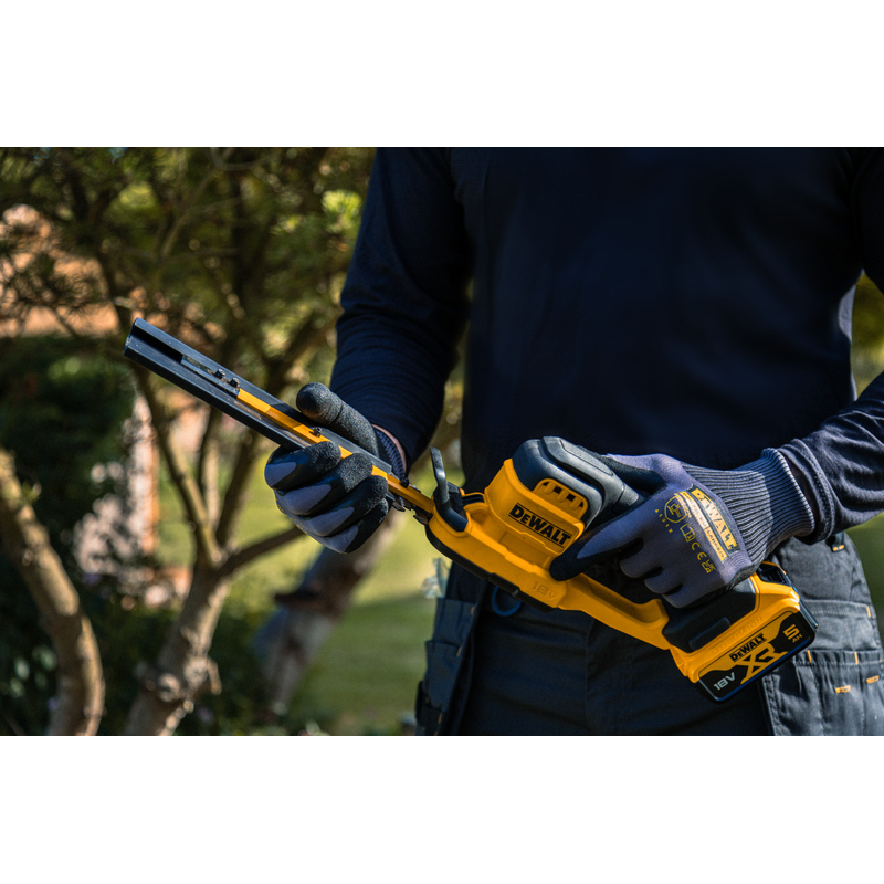 DeWalt DCMHT520N-XJ Body Only 18V XR 20cm Compact Hedge Trimmer 