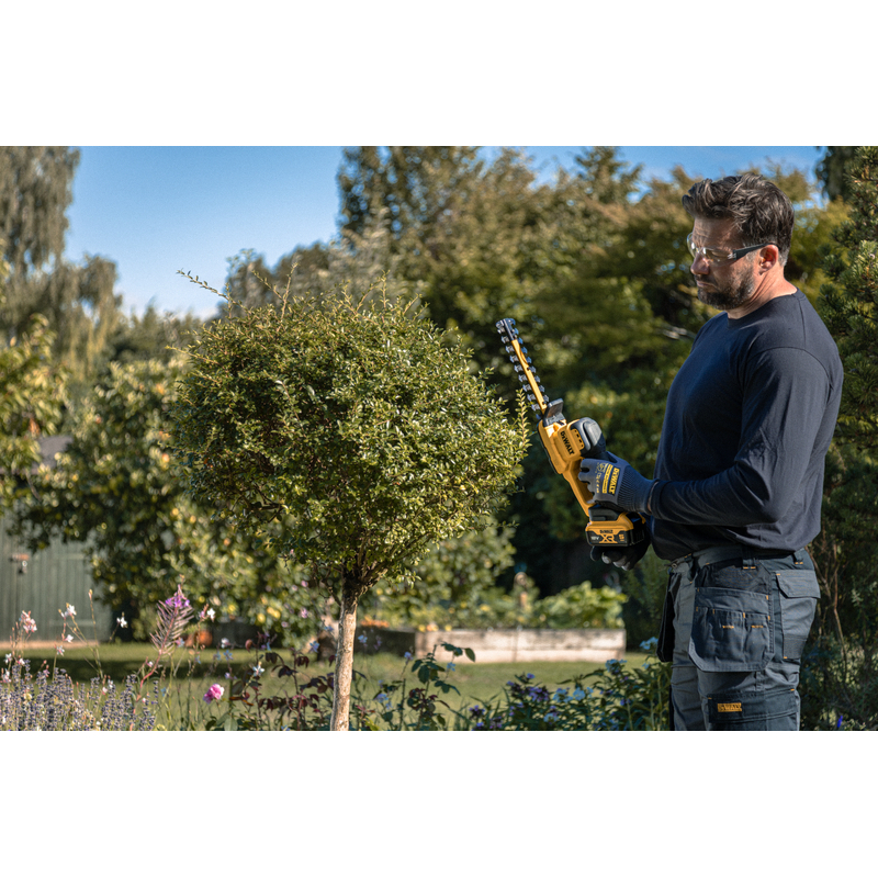 DeWalt DCMHT520N-XJ Body Only 18V XR 20cm Compact Hedge Trimmer 