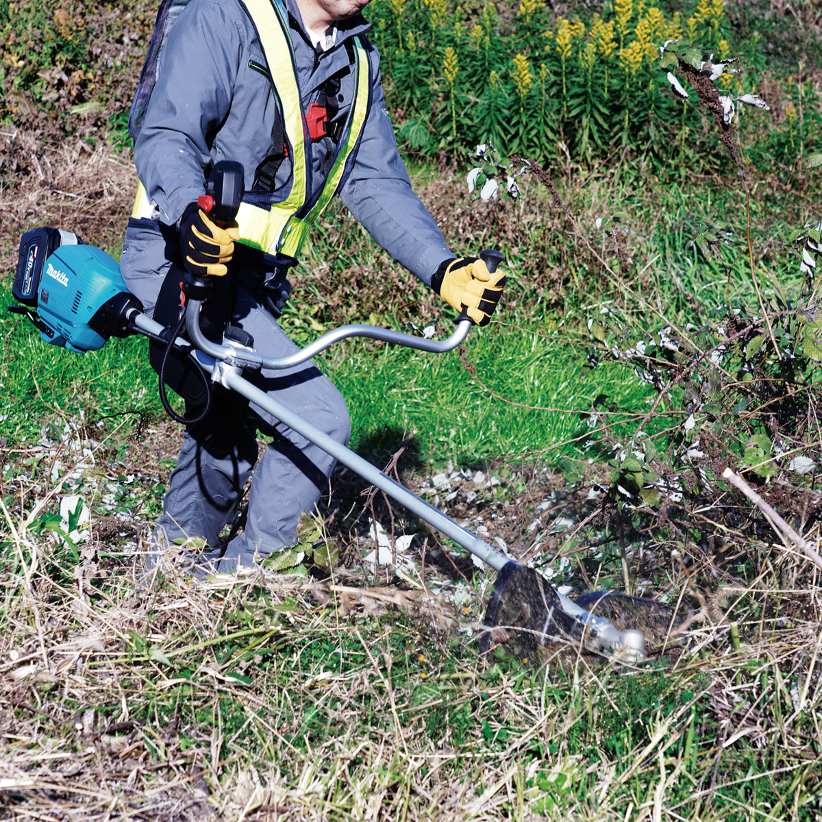 Makita UR013GT206 40v 40Vmax XGT Brushless Linetrimmer / Brushcutter with 2x 5.0Ah Batteries and Charger